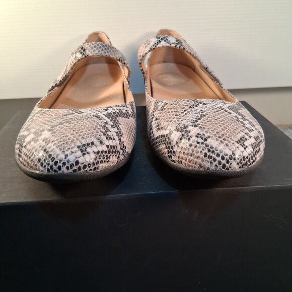 Dansko Mary Jane Flat Size 38 (7.5-8) Faux Snakeskin Hook And Loop Closure - Picture 1 of 11